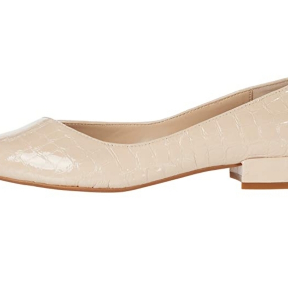 Kenneth Cole *Camelia* Pointed Toe Flat. New w/Box - Picture 4 of 7